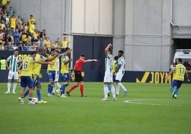 El árbitro del partido señala penalti.