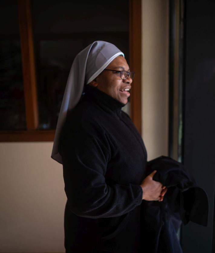 Imagen secundaria 2 - Sor Ana María poniendo desayunos, una imagen del comedor y Sor Evangelina, una hermanita de origen nigeriano, la última de las vocaciones que ha llegado a Granada, desde la casa de Jaén.