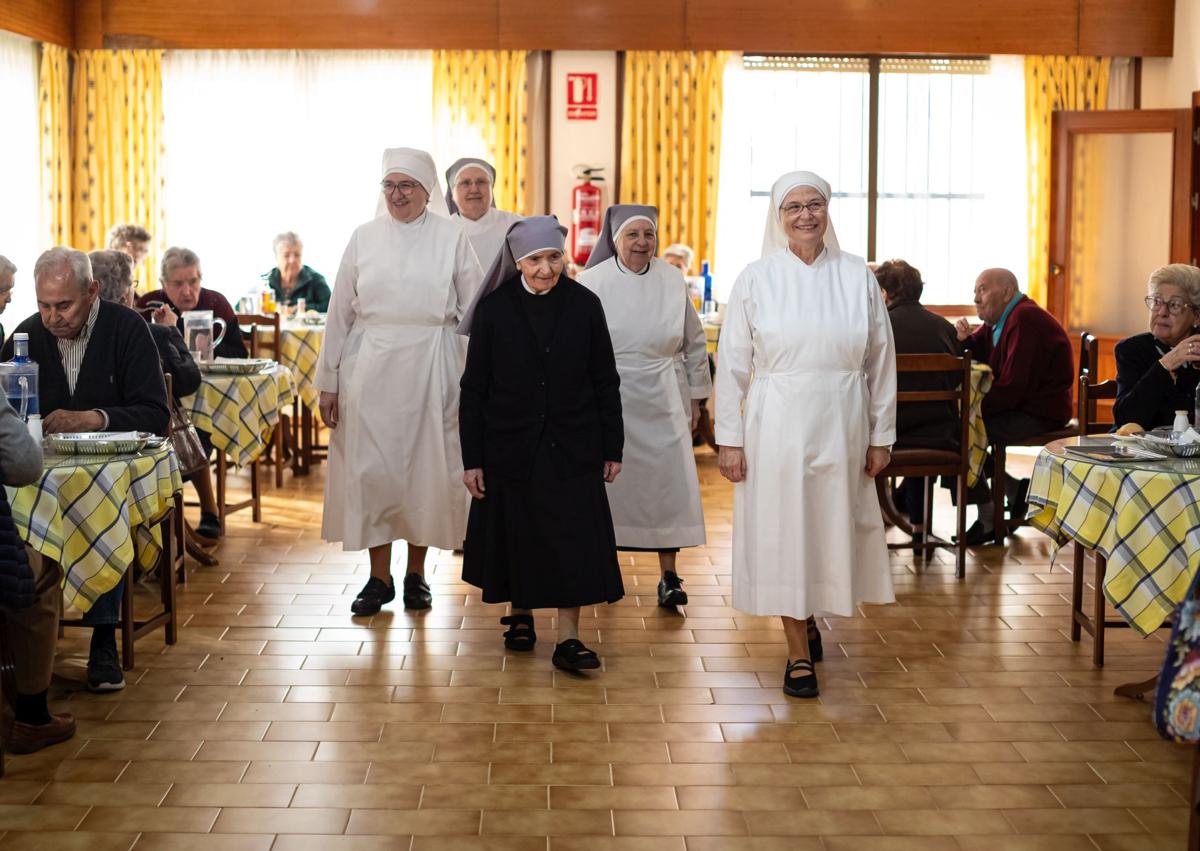 Imagen secundaria 1 - Imágenes de la capilla y el comedor de las Hermanitas.