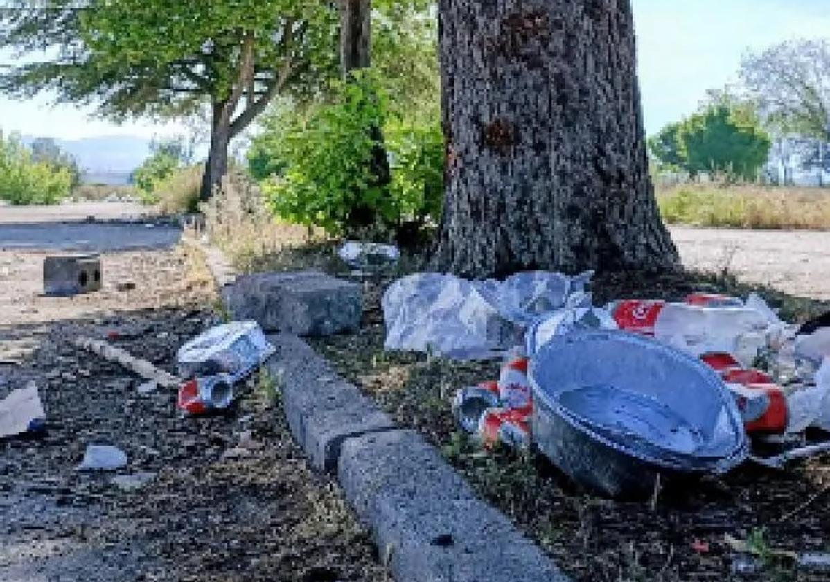 Los alrededores del Hipergranada, tras un botellón.