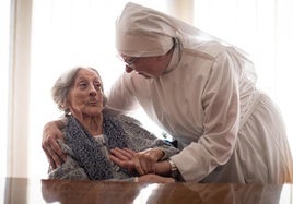 Una de las hermanitas con una residente.