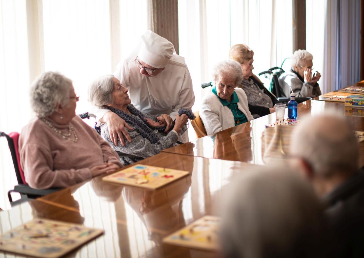 Imagen secundaria 1 - Remedios, de cien años, emocionada hablando del adiós de las hermanitas. La sala de terapia y Etel, de 81 años, recitando su poesía mientras recibe un gesto de cariño de Sor Ana María.