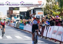 Lauren Stephens levanta los brazos; su equipo lleva un dos de dos en la Clásica.