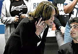 Kamala Harris atiende una llamada en el cuartel general de su candidatura en Washington