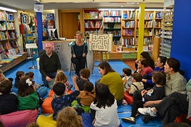 Antje Wichtrey interacciona con el público en la presentación.