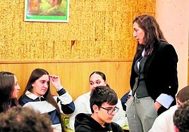 La consejera de Inclusión Social, Loles López, durante una charla con jóvenes en un instituto de Huelva.