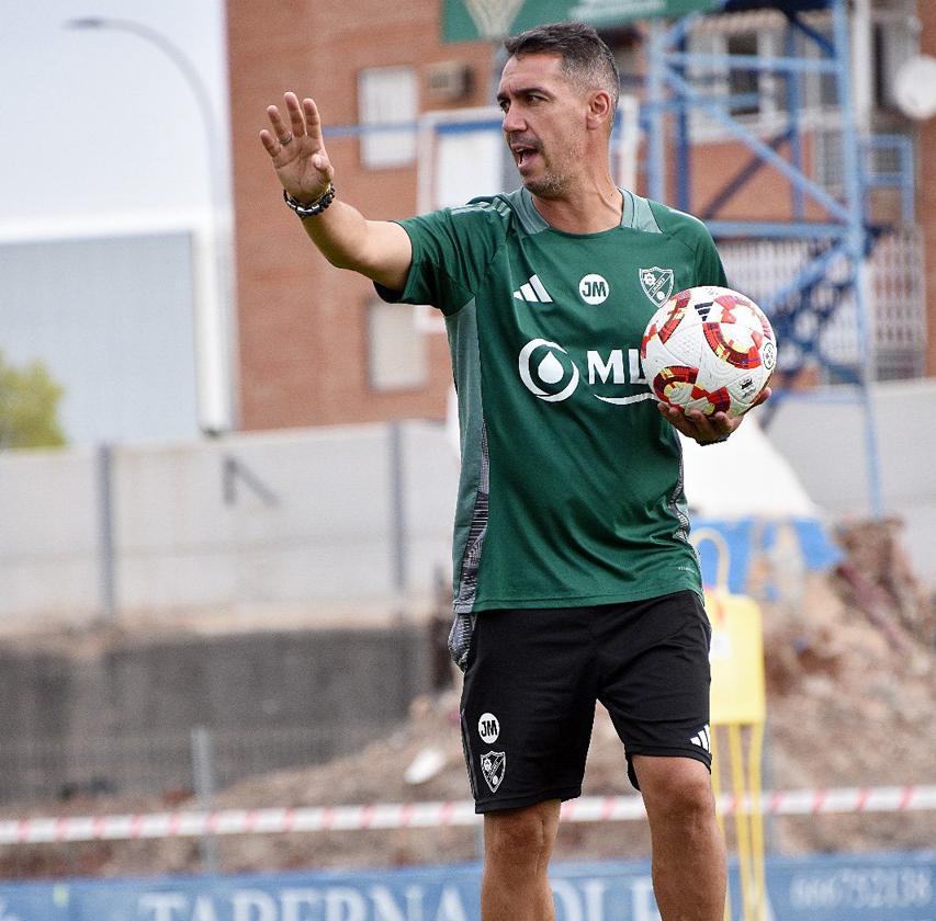 Juan Antonio Milla dirigiendo un entrenamiento