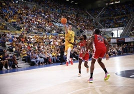 Canasta de Carlos Alocén, del Gran Canaria, ante el Bàsquet Girona.