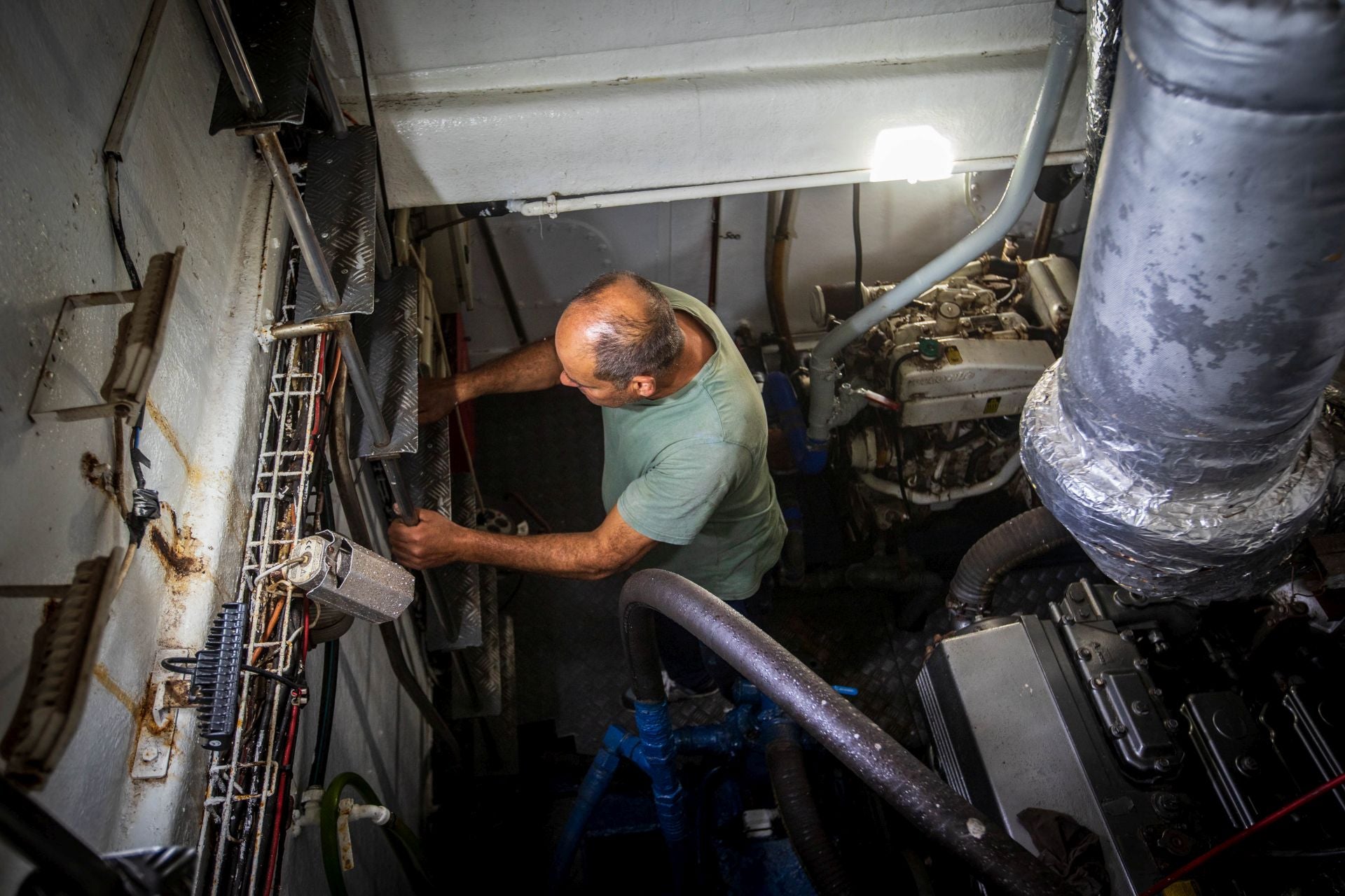 Imagen secundaria 2 - Distintas labores de mantenimiento en el puerto de Motril.
