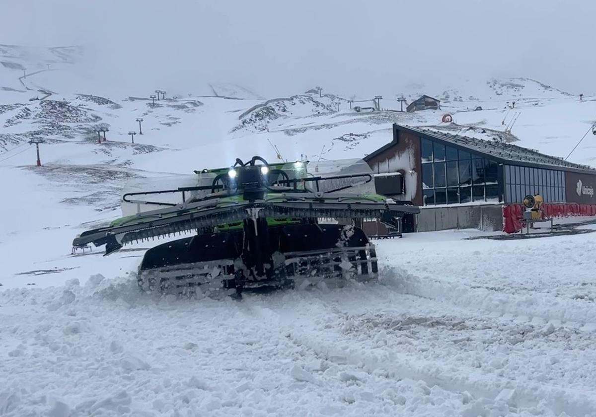 Las máquinas trabajando para consolidar la nieve caída en Sierra Nevada durante la última DANA.