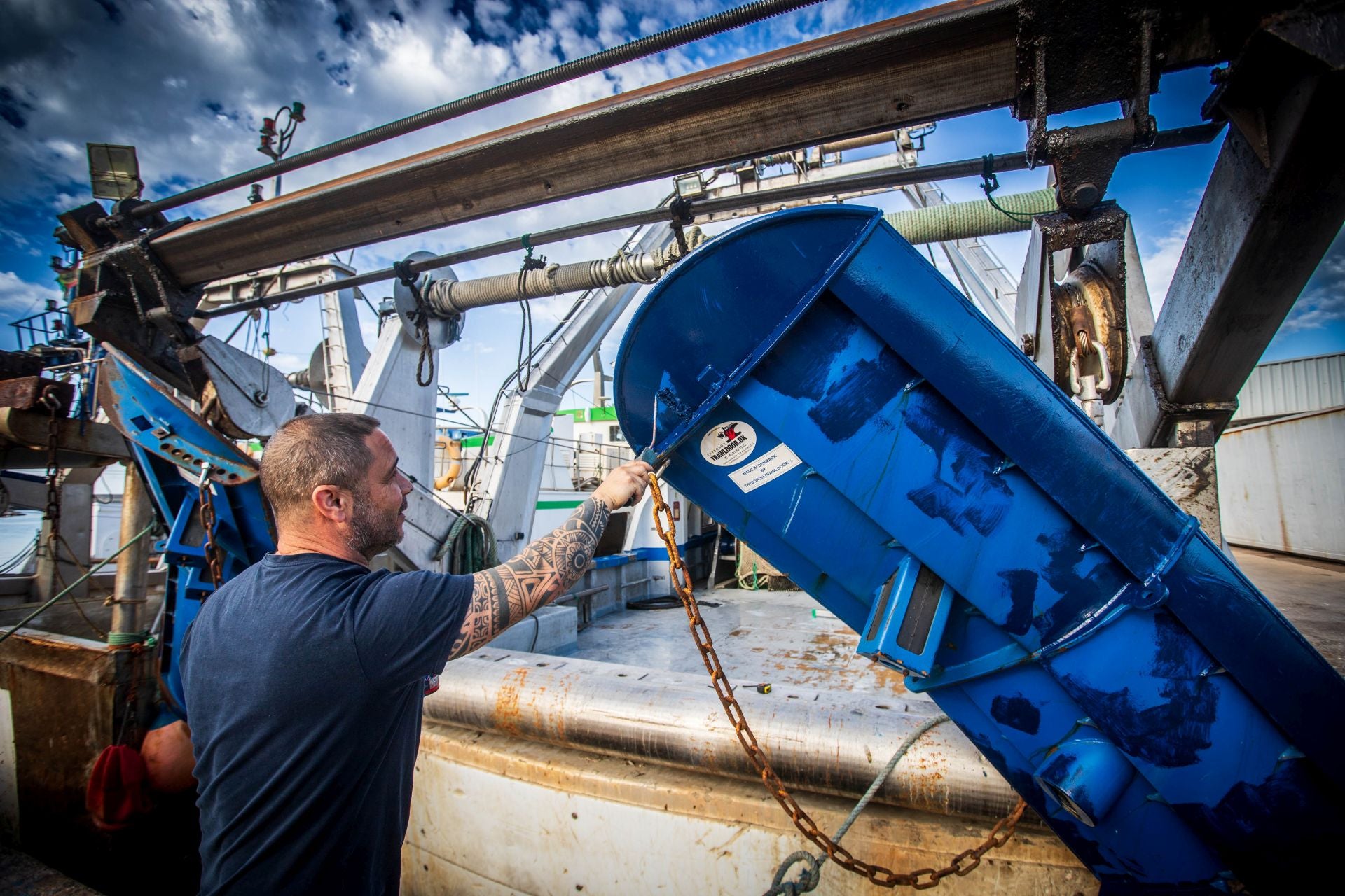 Imagen principal - Distintas labores de mantenimiento en el puerto de Motril.