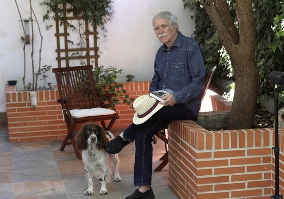 Antonio Pérez Henares junto a su mascota