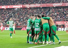 Los jugadores del Granada celebran el gol de Weissman.