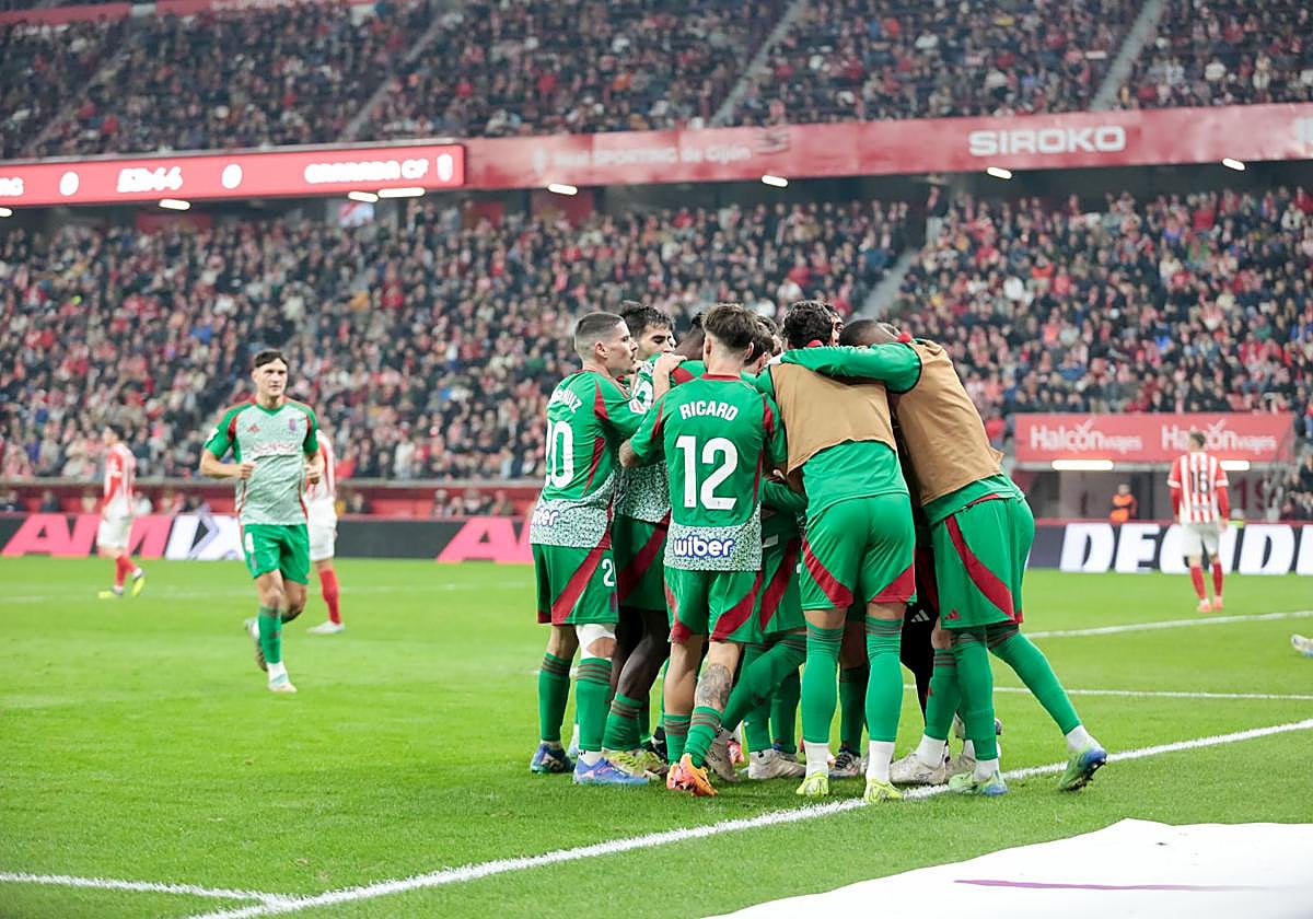 Los jugadores del Granada celebran el gol de Weissman.