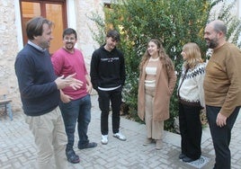 Marcos López a la izquierda junto a estudiantes y alumnos del Conservatorio