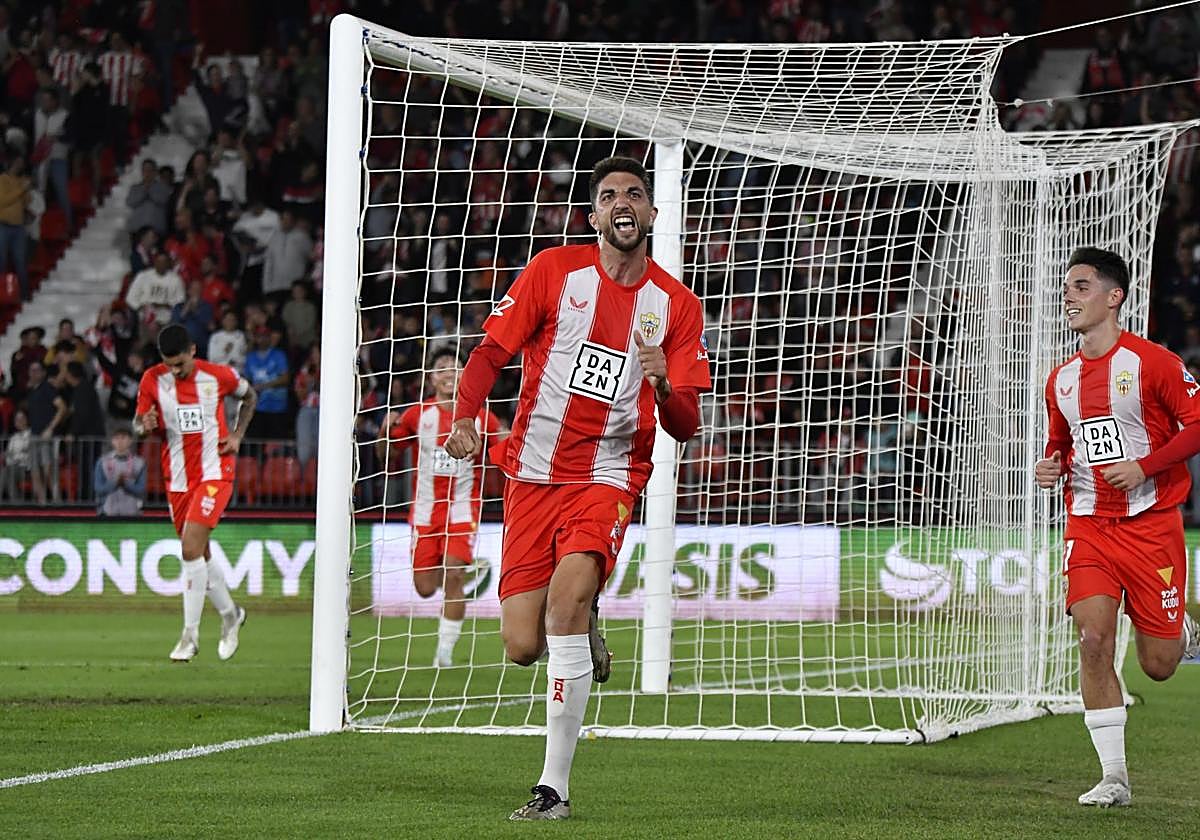 Édgar celebra su primer gol de esta temporada en casa.