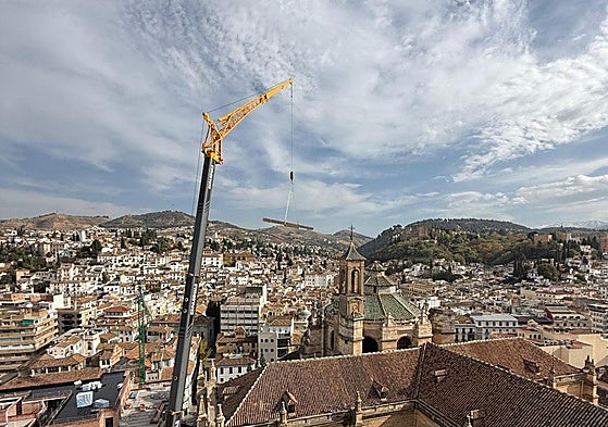 Espectacular panorámica de la grúa subiendo las vigas y Granada.
