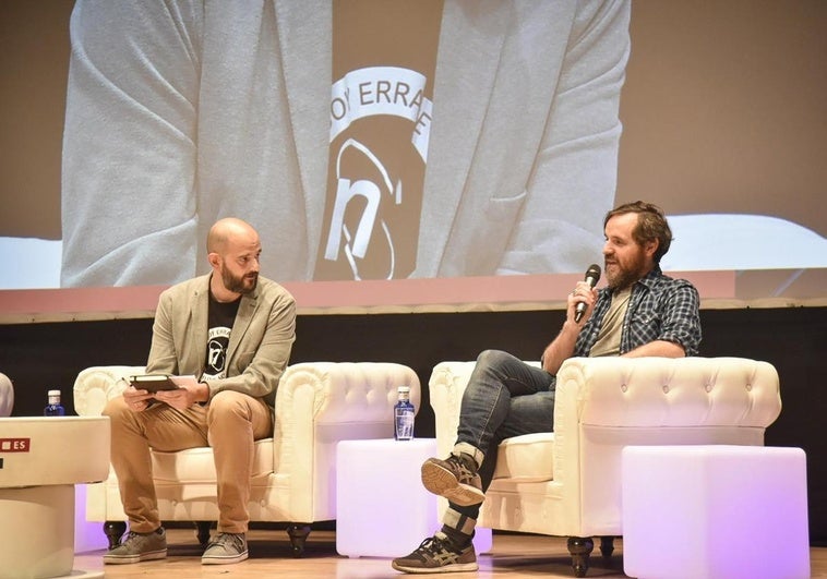 José Enrique Cabrero junto a Fernando Navarro.