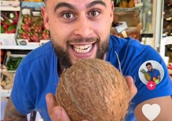 El truco viral de 'frutero tiktokero' para saber si un coco está en buenas condiciones