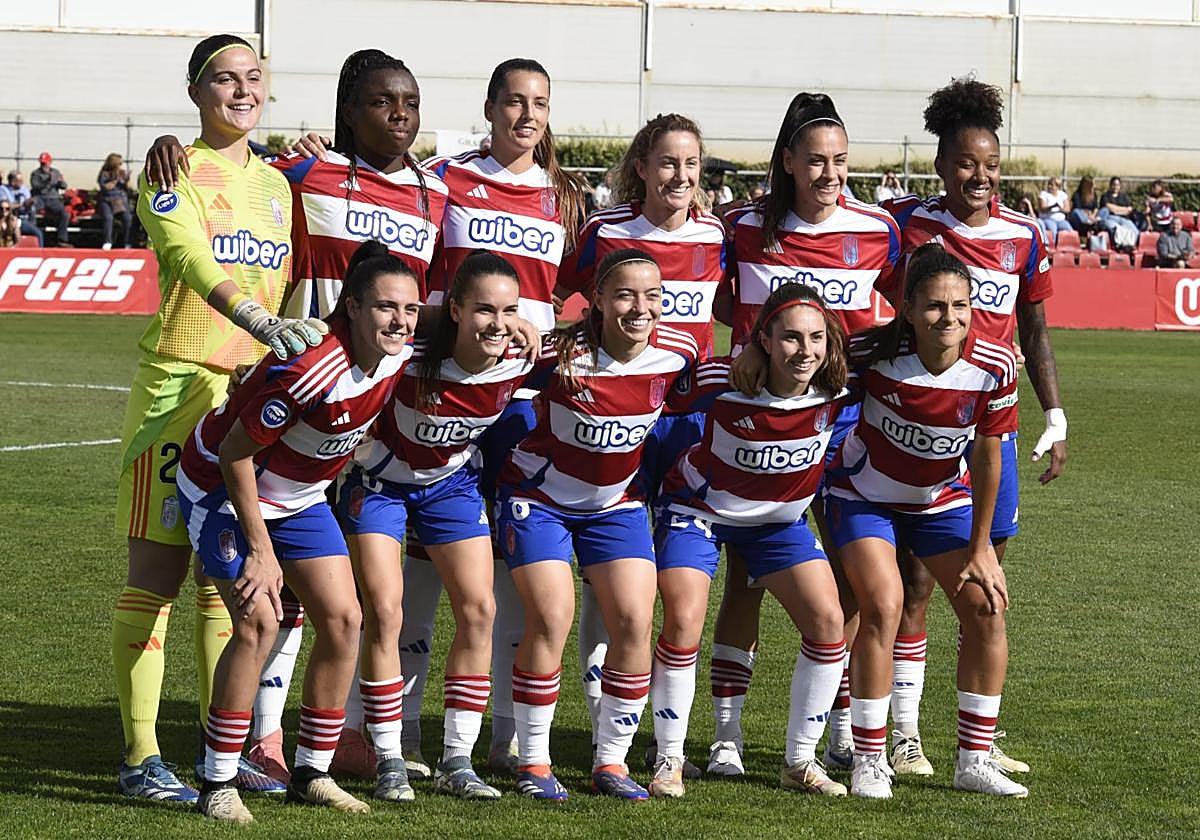La portera Laura Sánchez, junto al resto de sus compañeras del Granada.
