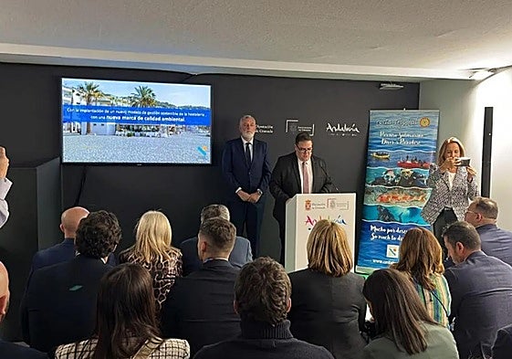El presidente de la Mancomunidad de Municipios de la Costa Tropical, Rafael Caballero, en la pasada edición de Fitur.