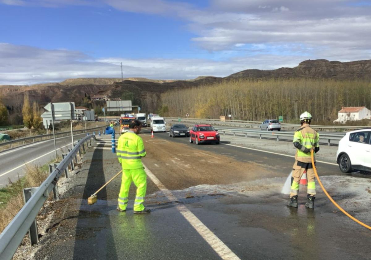 El personal de mantenimiento y los Bomberos de la Diputación, durante las tareas de limpieza del asfalto.