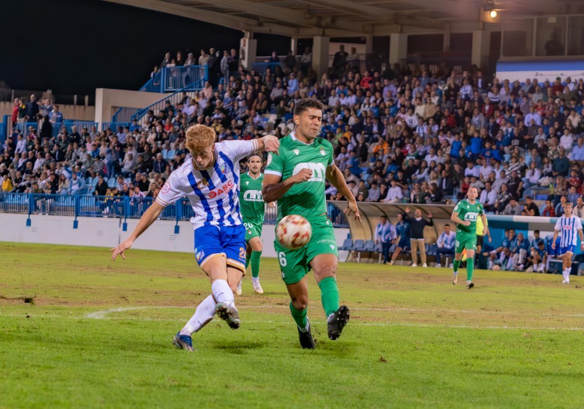 Jugada del partido disputado entre el CF Motril y el Real Jaén