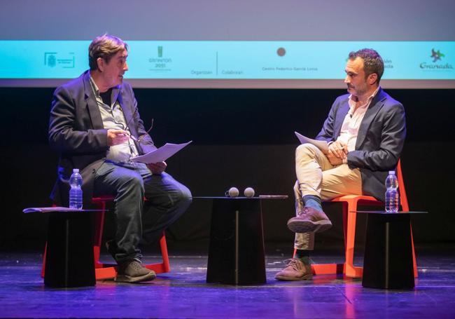 García Montero y Quico Chirino, durante su charla.