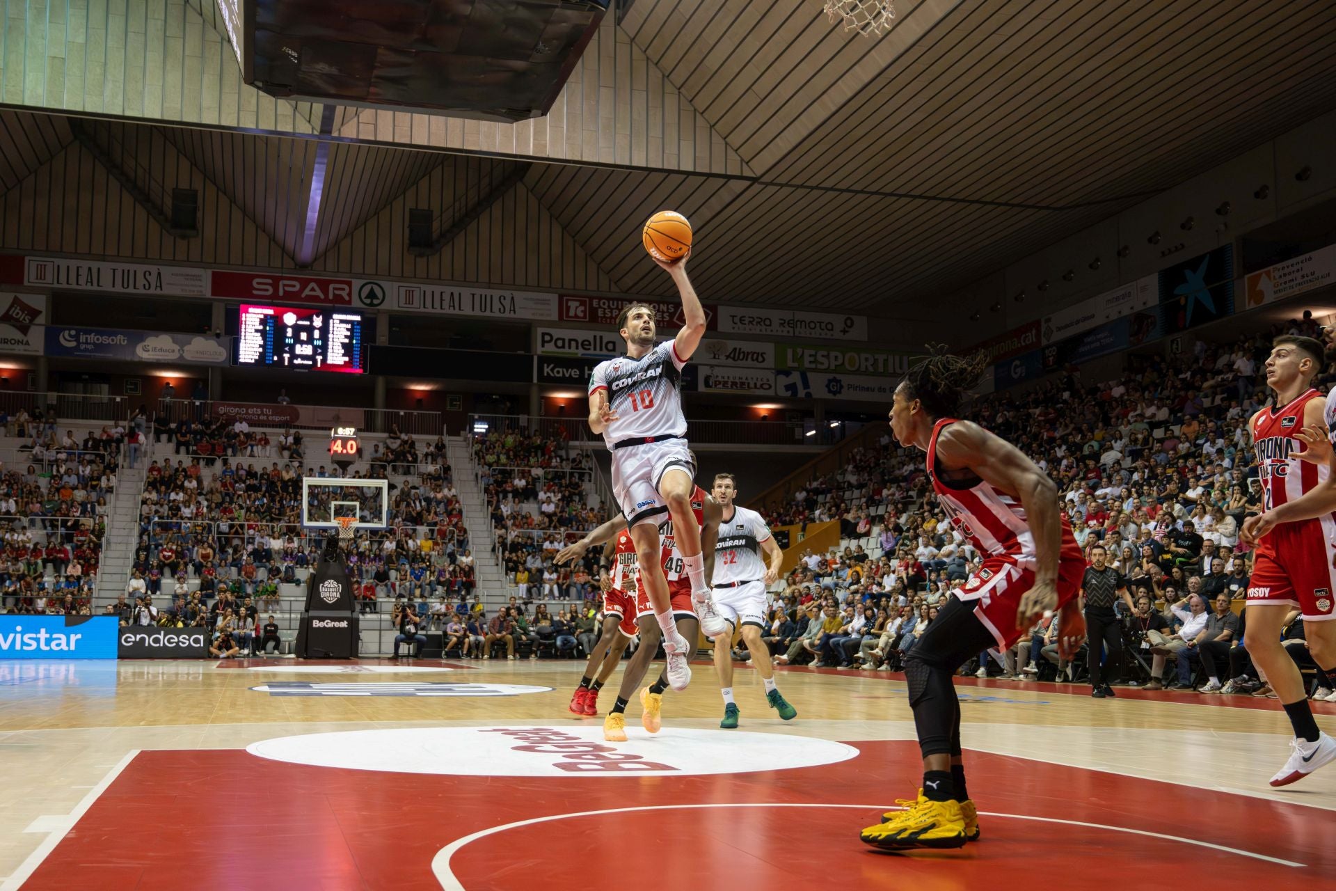 Sergi García prueba con una bomba en Fontajau ante Pons.