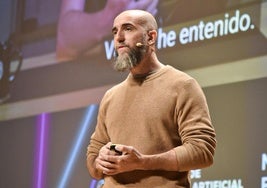 Jon Hernández sobre el escenario del II Congreso de Inteligencia Artificial de la Junta, en el Palacio de Congresos de Granada.