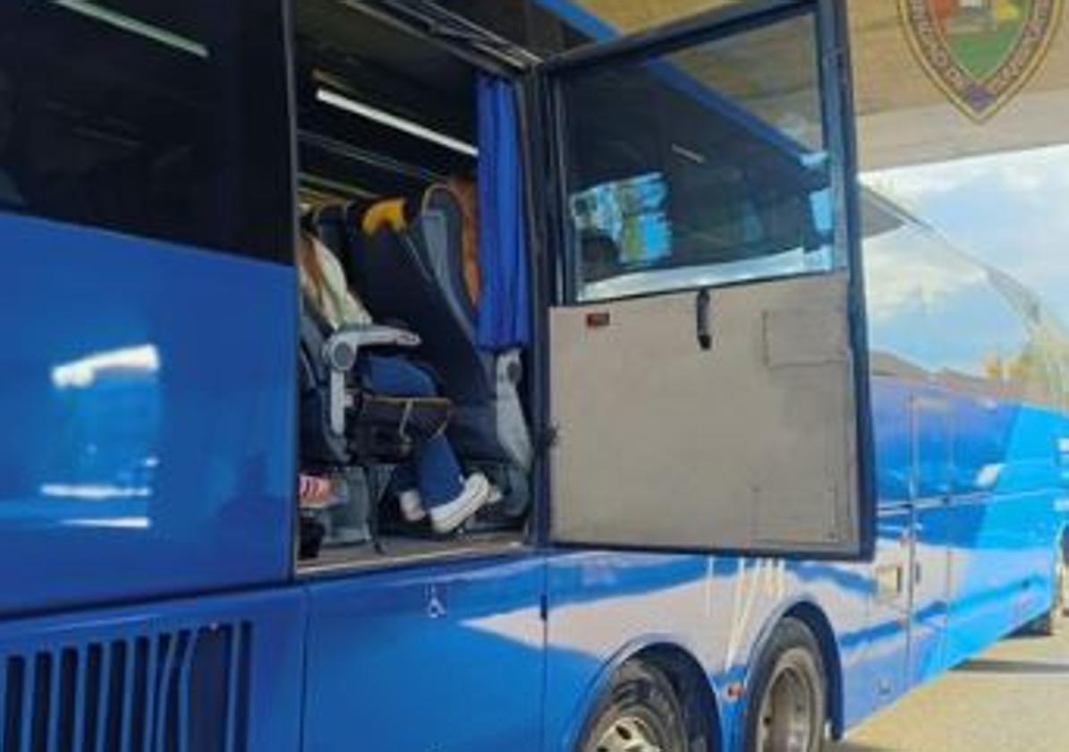 Puerta abierta con la que circuló el bus.