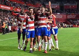 Los futbolistas del Granada celebran uno de sus goles al Eldense en Los Cármenes.