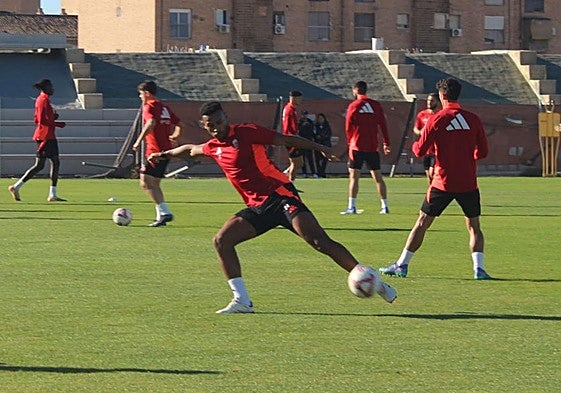 Loïc Williams participa en un ejercicio de posesión este miércoles.