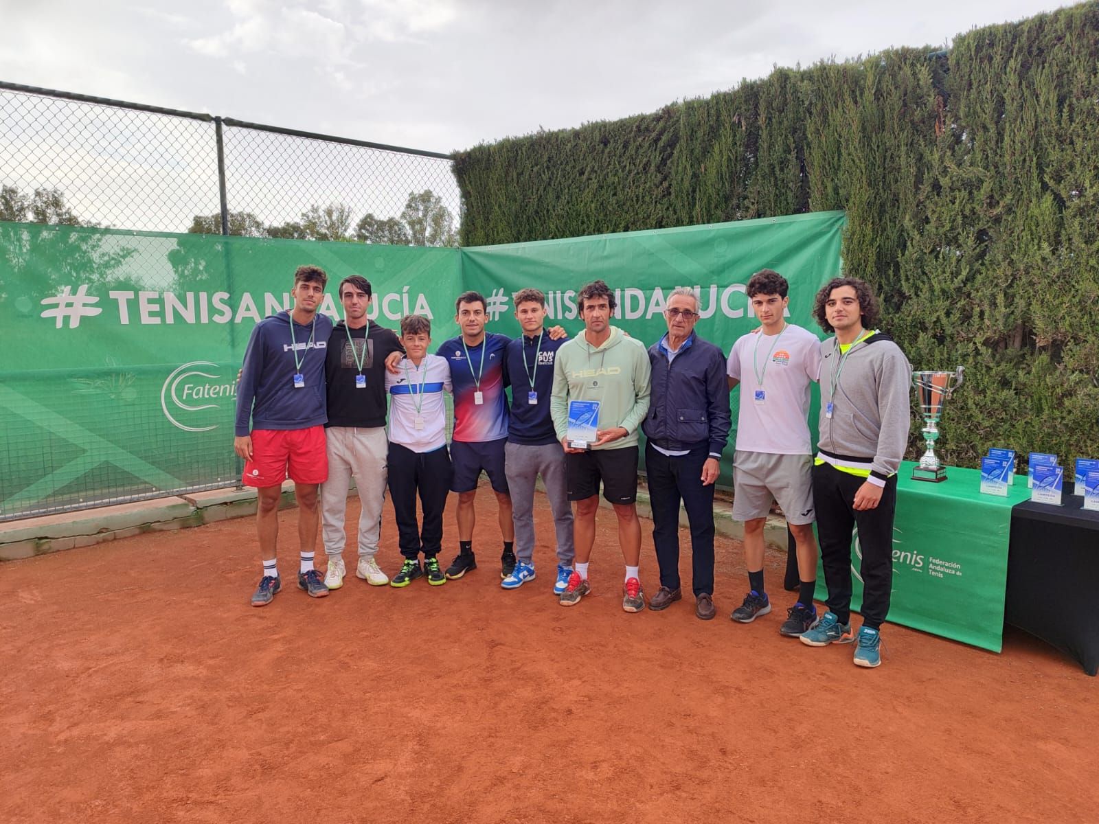 Componentes del Campus Tenis, con el trofeo de subcampeón.