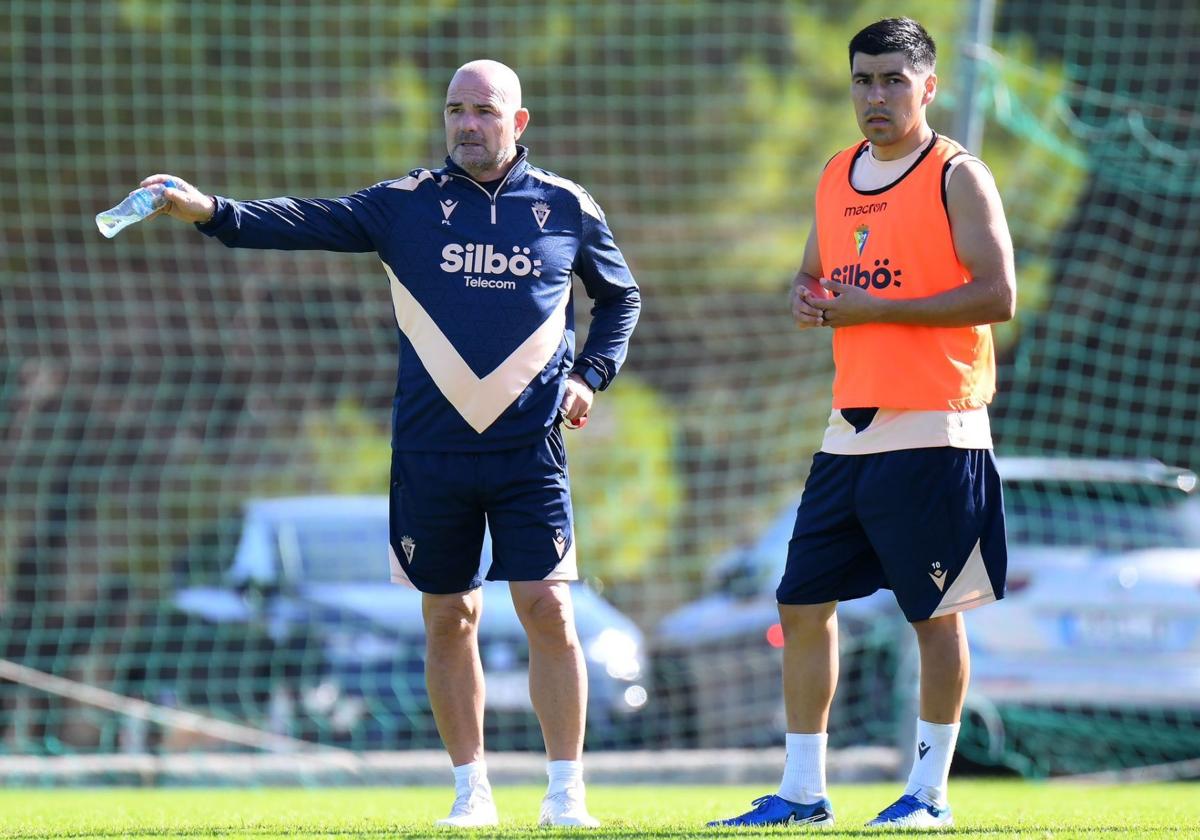 Paco López da indicaciones durante un entrenamiento.