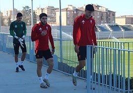 Giorgi Tsitaishvili sale al entrenamiento tras Miguel Rubio.