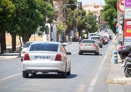 Una de las calles principales de Las Gabias, que soporta un gran volumen de vehículos.