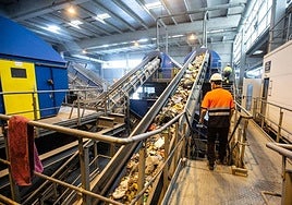 Interior de la planta de tratamiento de residuos de Alhendín el día después del hallazgo.