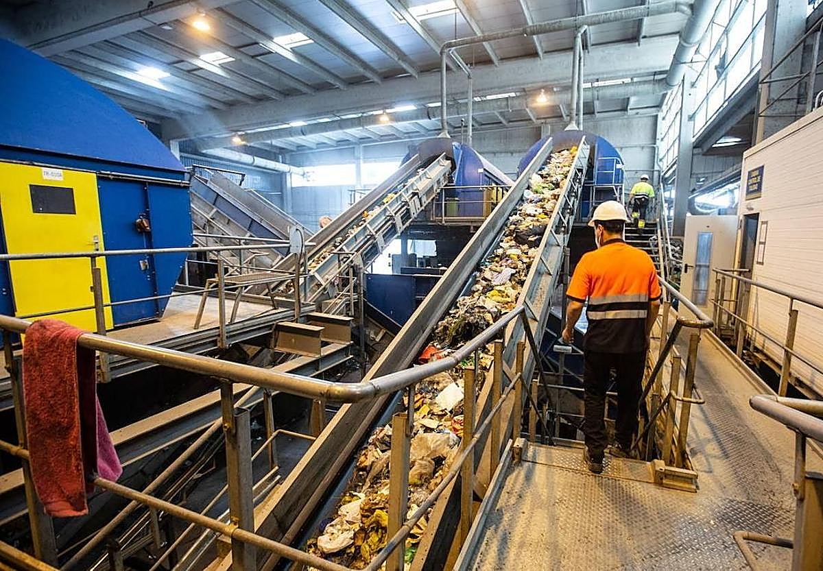Interior de la planta de tratamiento de residuos de Alhendín el día después del hallazgo.
