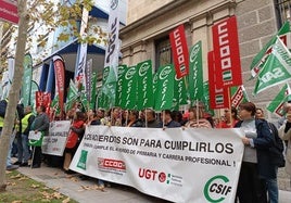 Concentración a las puertas de la Delegación de Salud de Jaén.