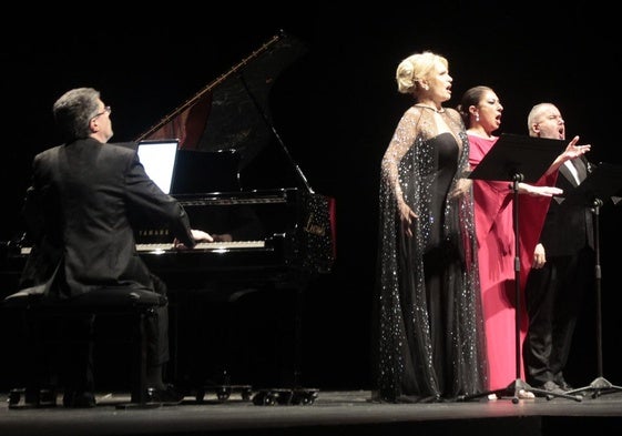 Ainhoa Arteta y Montserrat Martí, junto al barítono Luis Santana y el pianista Víctor Carbajo