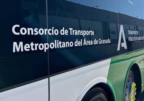 Uno de los autobuses del Consorcio de Transporte Metropolitano de Granada.