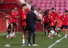 Lucas Boyé conversa con el readaptador Manu Dimas mientras sus compañeros entrenan este viernes.