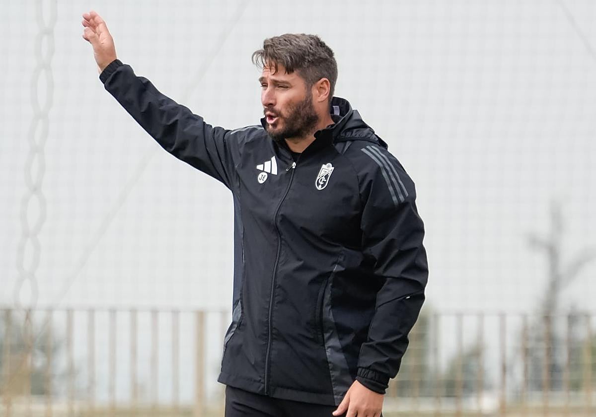 Jon Erice dirige un entrenamiento del Recreativo.