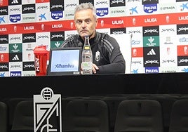 Fran Escribá comparece en la sala de prensa de Los Cármenes.