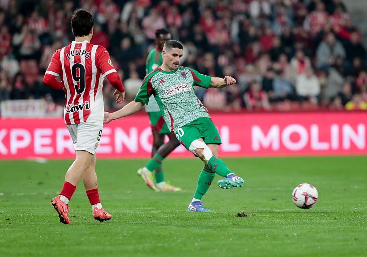 Sergio Ruiz juega un balón en El Molinón.