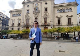 El portavoz de JM+, Luis García Millán, frente al Ayuntamiento de Jaén.