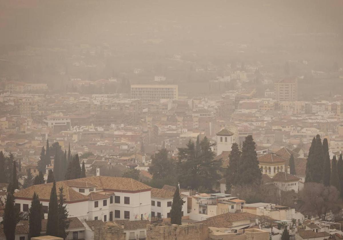 Una «superborrasca» trae calima y un subidón térmico a Andalucía.