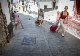 Turistas por el Albaicín.