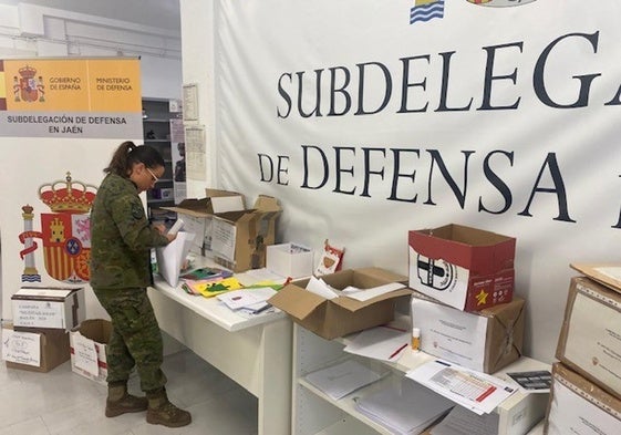 Militar junto a las cartas enviadas